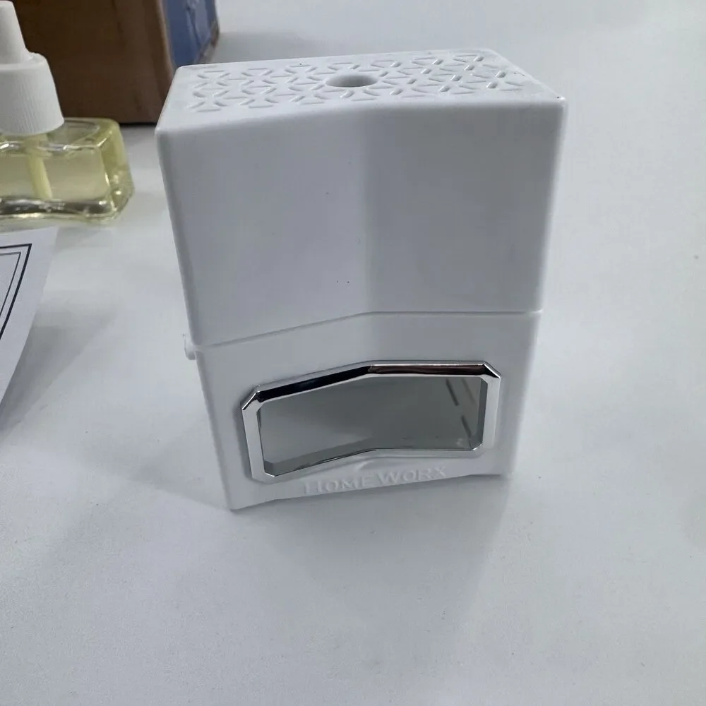 HOMEWORX SLATKIN & CO  2 PLUG-IN DIFFUSER And 4 Holiday Refills Fast Shipping
